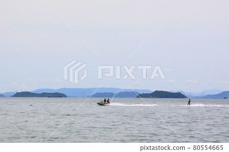 乘坐水上摩托艇駛離海岸享受滑水 乘坐水上摩托艇駛離海岸享受滑水 80554665