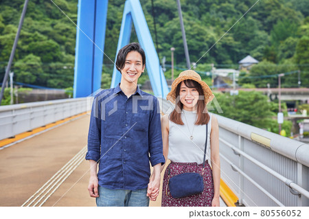 一起走年輕的夫婦 80556052