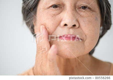 老年女性鼻唇溝老化護理 老年女性鼻唇溝老化護理 80556266