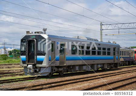 JR East GV-E400 series pneumatic car running on the Gono line 80556312