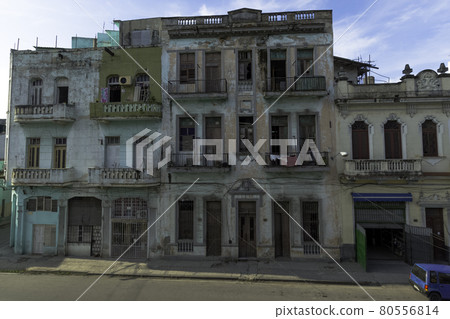 Old residential building in Havana, Cuba  80556814