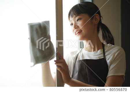 清潔紗門的女人 80556870