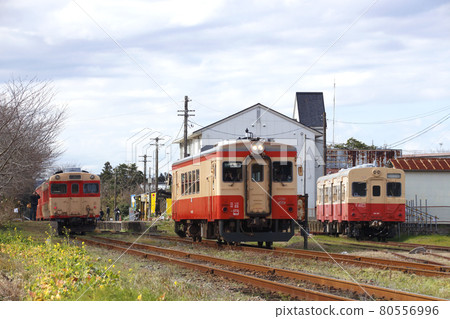 列有國鐵色機車車輛的五十隅鐵道國吉站 80556996