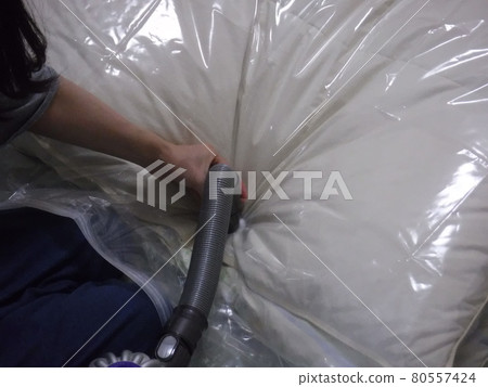 將蒲團放入壓縮袋中並抽真空 ~ 將蒲團放入壓縮袋中 將蒲團放入壓縮袋中並抽真空 ~ 將蒲團放入壓縮袋中 80557424
