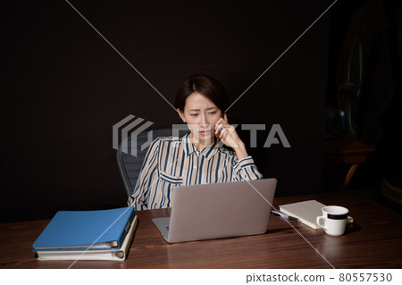 中年女性商務加班智能手機 中年女性商務加班智能手機 80557530
