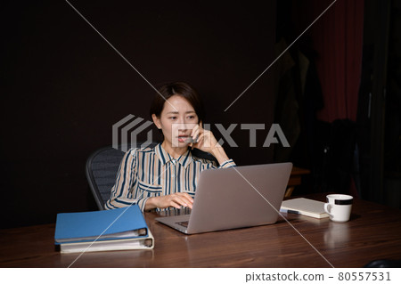 中年女性商務加班智能手機 中年女性商務加班智能手機 80557531