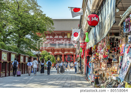 Tokyo cityscape Asakusa Sensoji Temple, large lantern 80558064