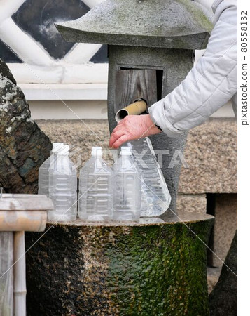 A person who puts the water prepared in the sake brewery into a PET bottle (Sake Brewery Street, Saijo Town, Higashi Hiroshima City) A person who puts the water prepared in the sake brewery into a PET bottle (Sake Brewery Street, Saijo Town, Higashi Hiroshima City) 80558132