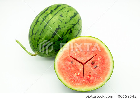 一個完整的西瓜和一個切成兩半的小西瓜 80558542