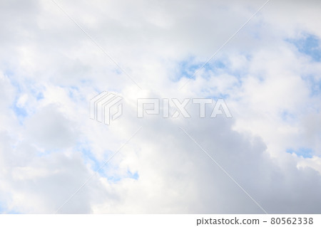 the gray sky draws the clouds into the rain 80562338