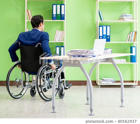 Disabled businessman working in the office 80562937