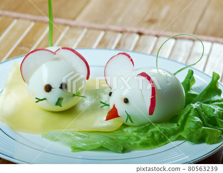 child breakfast 80563239