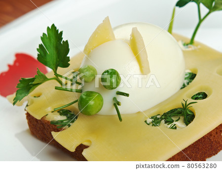 child breakfast.Mice made from eggs 80563280