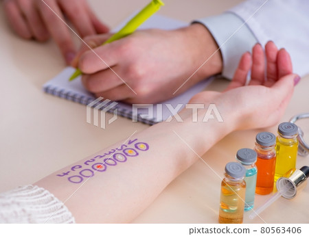 Doctor testing allergy reaction of patient in hospital 80563406