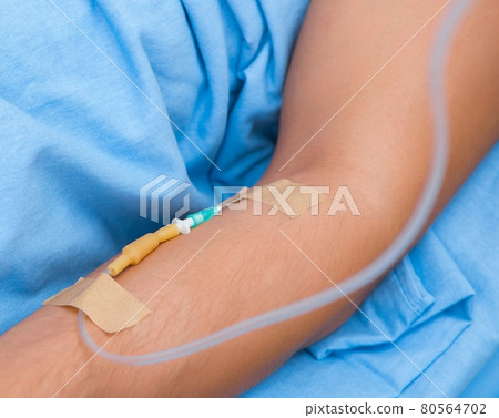Woman doctor examining male patient in hospital Woman doctor examining male patient in hospital 80564702