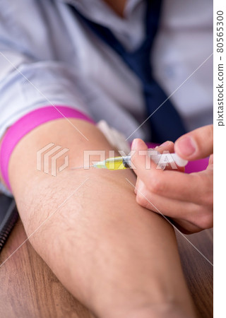 Young male drug addicted employee at workplace Young male drug addicted employee at workplace 80565300