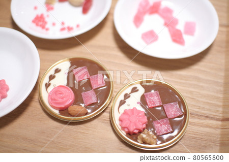 Handmade chocolate mandian for Valentine's Day 80565800