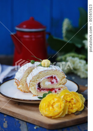 biscuit roll with strawberries 80565923