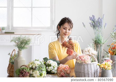 A woman with a flower arrangement 80567090