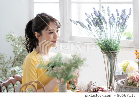 有花的佈置的一名婦女 80567115