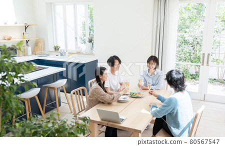 做家庭黨的年輕人和婦女 80567547