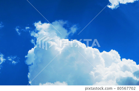 初夏藍天白雲風景 80567702