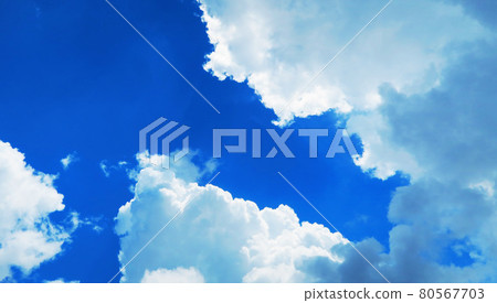 初夏藍天白雲風景 80567703