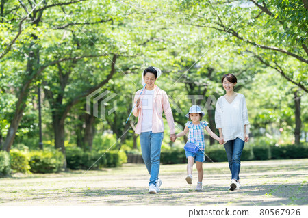 Parent and child summer vacation insect catching child Parent and child summer vacation insect catching child 80567926