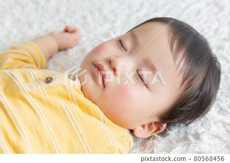 熟睡的嬰兒（育兒/育兒） 80568456