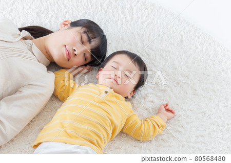 哄嬰兒入睡（育兒/育兒） 80568480