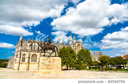 Statue of Nuno Alvares Pereira with Batalha Monastery in Portugal Statue of Nuno Alvares Pereira with Batalha Monastery in Portugal 80568788