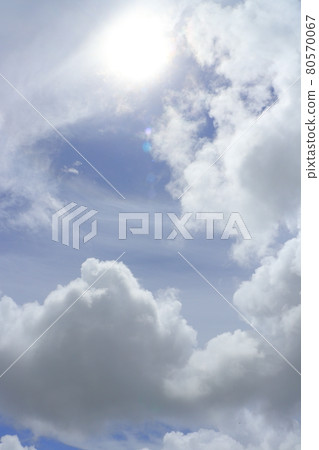 夏天天空和雲彩和太陽 夏天天空和雲彩和太陽 80570067