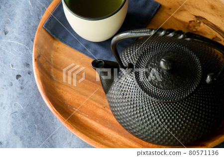 Green tea and iron kettle 80571136