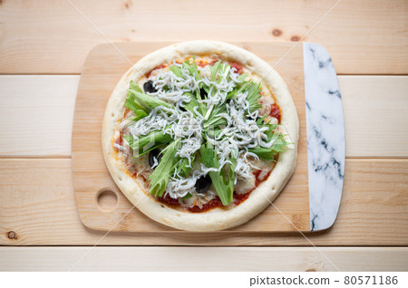 手工製作的 Shirasu 比薩追逐 Shirasu 之後 Mizuna 80571186