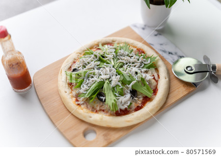 Handmade Shirasu pizza chasing Shirasu afterwards Mizuna 80571569