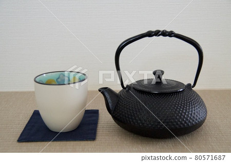 Japanese-style room and iron kettle 80571687