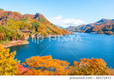 山波吾妻湖（秋季） 80572651