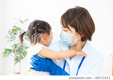 在兒科診所接受治療的女孩 80572815