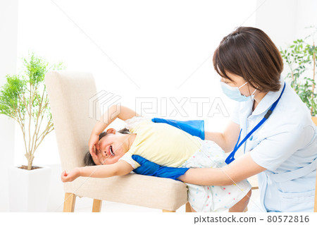 在兒科診所接受治療的女孩 在兒科診所接受治療的女孩 80572816