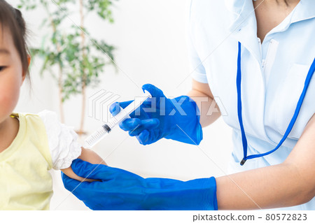 Girl treated in a pediatric clinic 80572823