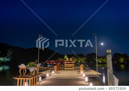 Kyoto City, Kyoto Prefecture A pleasure boat of the Ryuto Ganshu boat that goes beyond the altar on the evening of the moon viewing of Daikakuji Temple 80572926