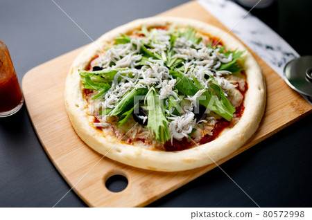 手工製作的 Shirasu 比薩追逐 Shirasu 之後 Mizuna 手工製作的 Shirasu 比薩追逐 Shirasu 之後 Mizuna 80572998