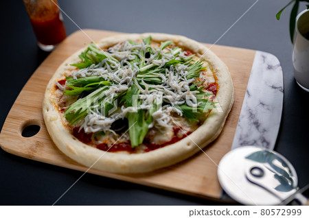 手工製作的 Shirasu 比薩追逐 Shirasu 之後 Mizuna 80572999