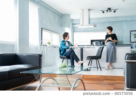 情侶 家庭 情侶 好朋友 廚房 生活方式 情侶 家庭 情侶 好朋友 廚房 生活方式 80573056