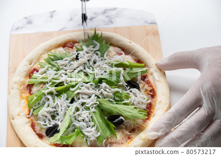 手工製作的shirasu比薩追逐shirasu然後切割mizuna 80573217