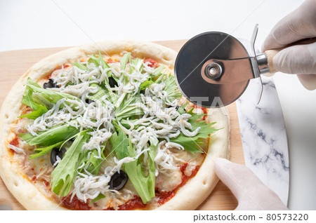 Handmade shirasu pizza chasing shirasu and then cutting mizuna Handmade shirasu pizza chasing shirasu and then cutting mizuna 80573220