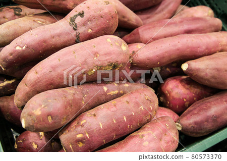 Delicious sweet potatoes lined up on supermarket shelves Delicious sweet potatoes lined up on supermarket shelves 80573370