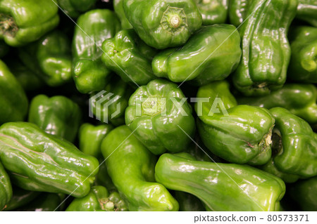 Fresh peppers lined up on supermarket shelves Fresh peppers lined up on supermarket shelves 80573371