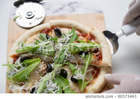 手工製作的 Shirasu 比薩追逐 Shirasu 之後 Mizuna 80573463