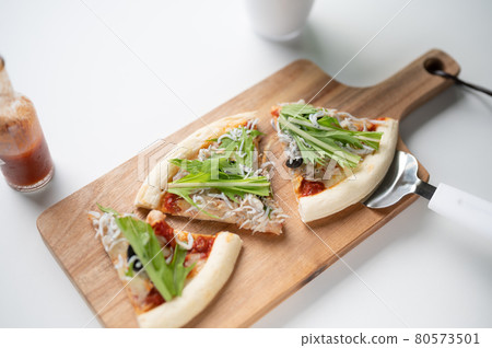 手工製作的西拉斯比薩追比薩然後加水切菜 80573501